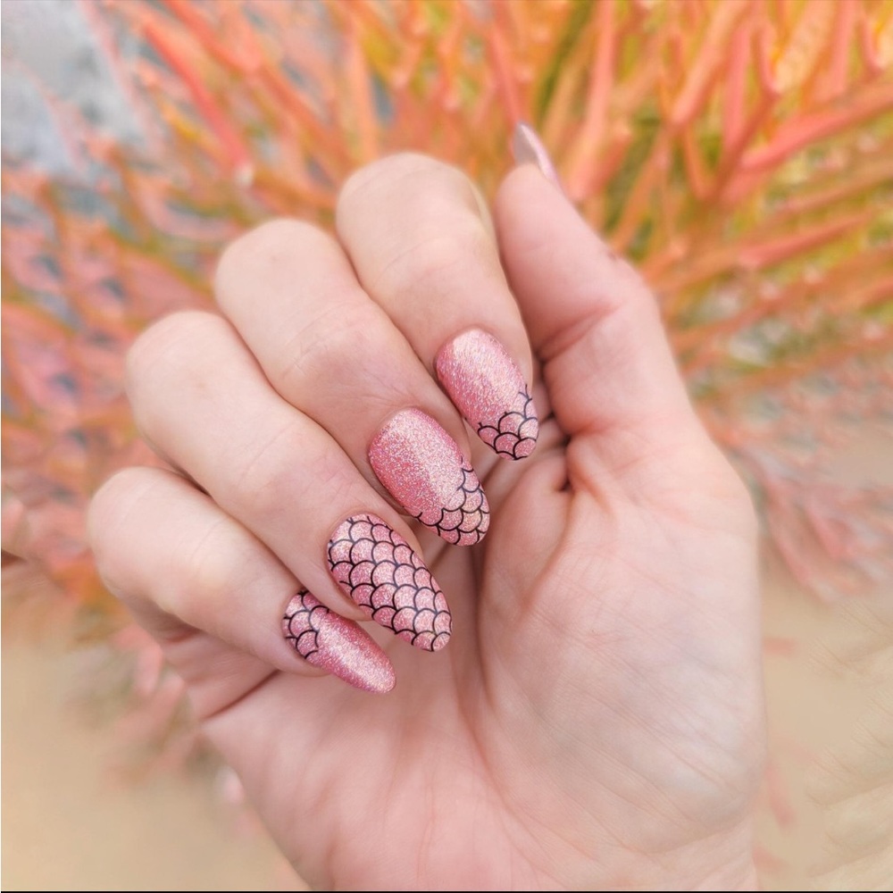 *Retired* Color Street: Mermaid You Look | Scale Summer Beach Clear Overlay - Picture 10 of 14